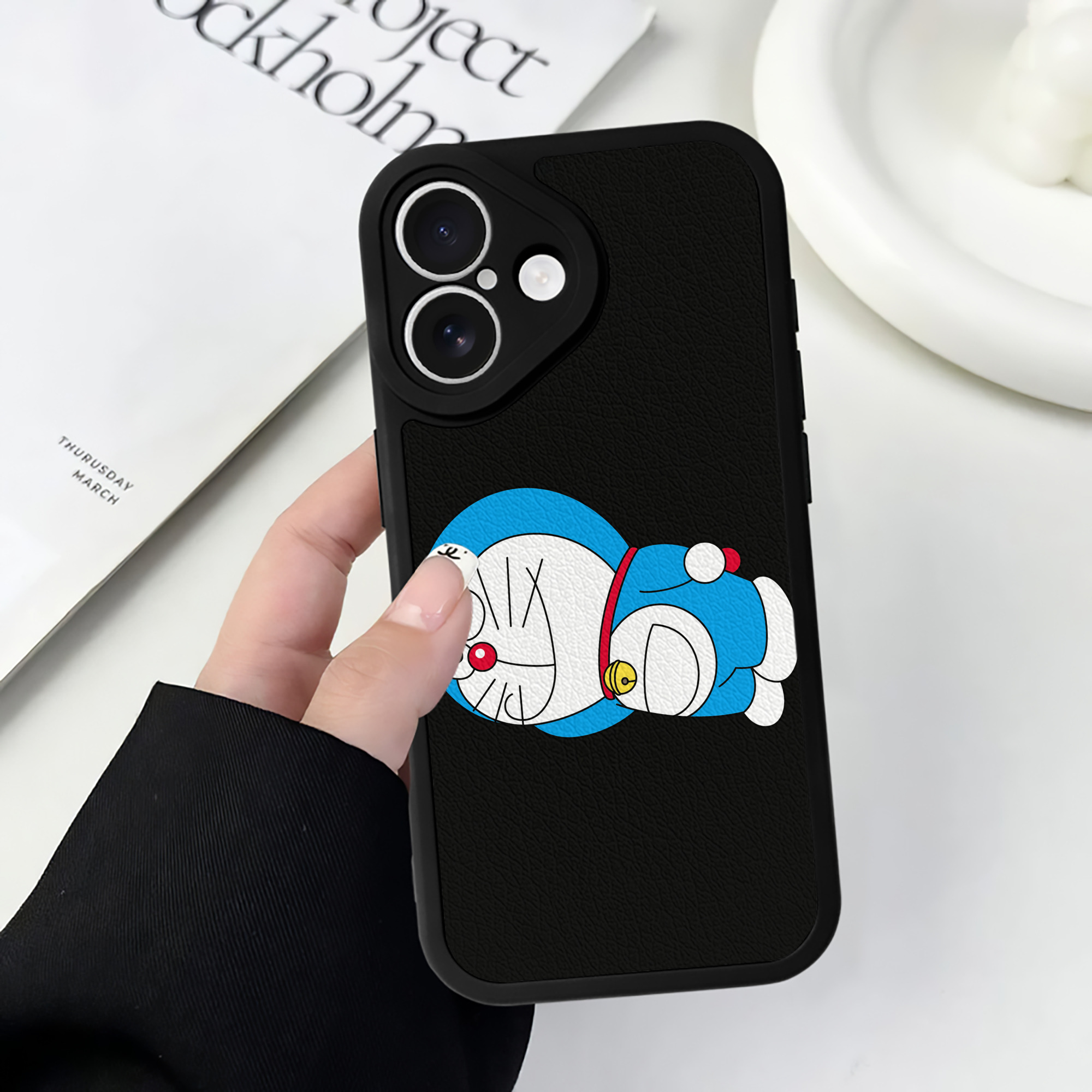 （画像用） ドラえもん Doraemon 【iPhone 16シリーズ対応】シリコンスマホケース（レザー調） 材質：シリコン